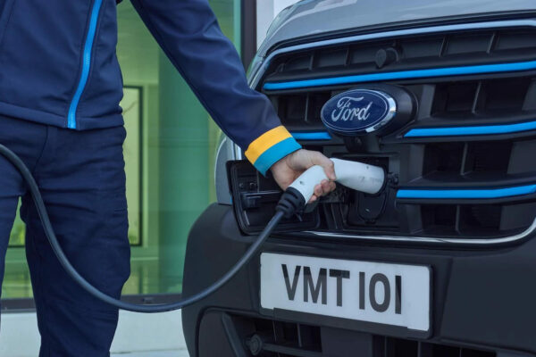 ford-eu-e_transit-Shot_01d_V363_ETransit_Front_3_4_Charging_Talent-CloseCrop-16x9-2160x1215-Gallery_D_T_M-2.jpg.renditions.extra-large ford-eu-e_transit-Shot_01d_V363_ETransit_Front_3_4_Charging_Talent-CloseCrop-16x9-2160x1215-Gallery_D_T_M-2.jpg.renditions.extra-large