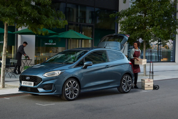 ford-fiesta-van-eu-Shot_02_Fiesta_Van_22_Ext_Front_7_8_Static_With_Talent-21x9-2160x925-np3.jpg.renditions.original ford-fiesta-van-eu-Shot_02_Fiesta_Van_22_Ext_Front_7_8_Static_With_Talent-21x9-2160x925-np3.jpg.renditions.original