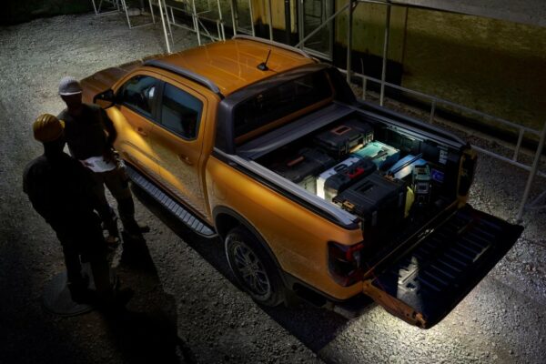 ford-raptor-eu-08_P703_Wildtrak_Zone_Lighting_Talent_4-16x9-2160x1215-sog.jpg.renditions.original ford-raptor-eu-08_P703_Wildtrak_Zone_Lighting_Talent_4-16x9-2160x1215-sog.jpg.renditions.original