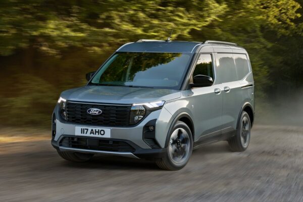 ford-transit-eu-04_V769_Transit-_Courier_Ext_Fr_3-4_Dynamic-16x9-2160x1215.jpg.renditions.extra-large ford-transit-eu-04_V769_Transit-_Courier_Ext_Fr_3-4_Dynamic-16x9-2160x1215.jpg.renditions.extra-large