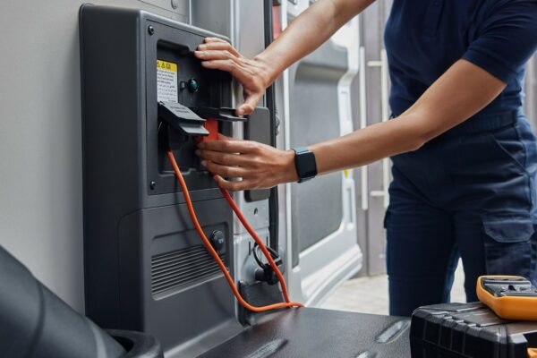 ford-e-transit-doppia-cabina-accessore-posteriore ford-e-transit-doppia-cabina-accessore-posteriore