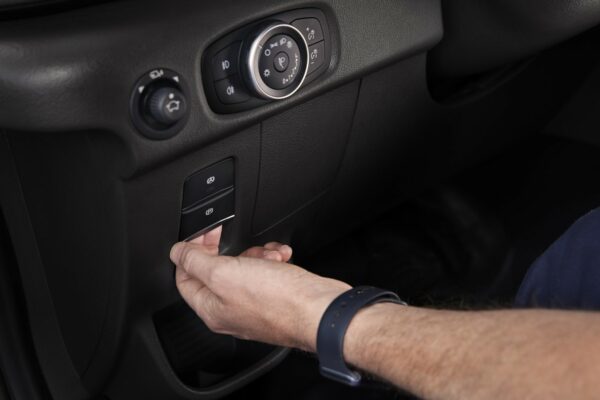 ford-e-transit-doppia-cabina-parcheggio ford-e-transit-doppia-cabina-parcheggio