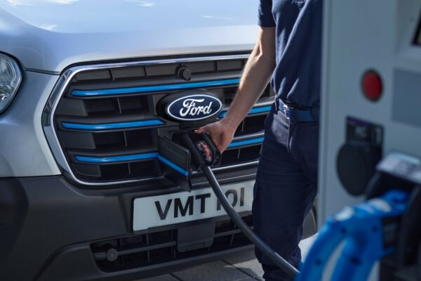 ford-e-transit-doppia-cabina-ricarica ford-e-transit-doppia-cabina-ricarica