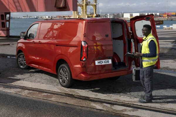 ford-transit_custom-eu-13_V710_Talent_Ext_Re_3_4_Static_406-1_V4_2160x1215.jpg.renditions.extra-large